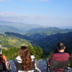 Thưởng thức trà trong biển mây giữa cảnh núi rừng Hà Giang