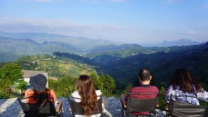 Thưởng thức trà trong biển mây giữa cảnh núi rừng Hà Giang