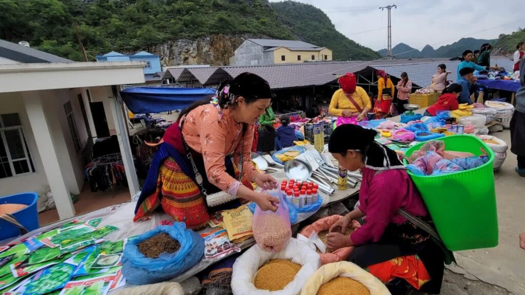 Phiên chợ lùi là một loại chợ truyền thống chỉ có ở Hà Giang